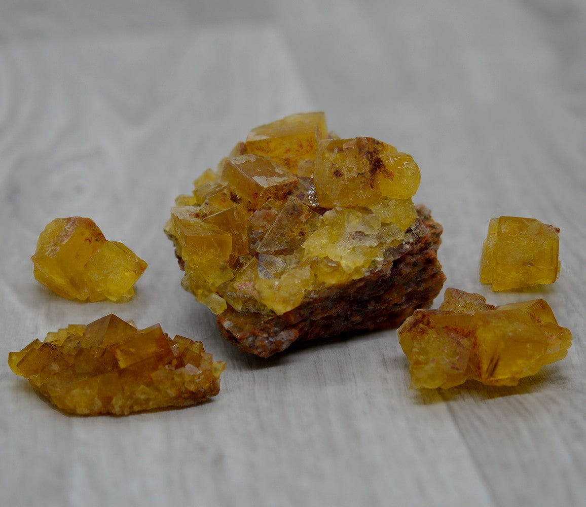 Collection de fluorites jaune miel du Maroc pierres brutes