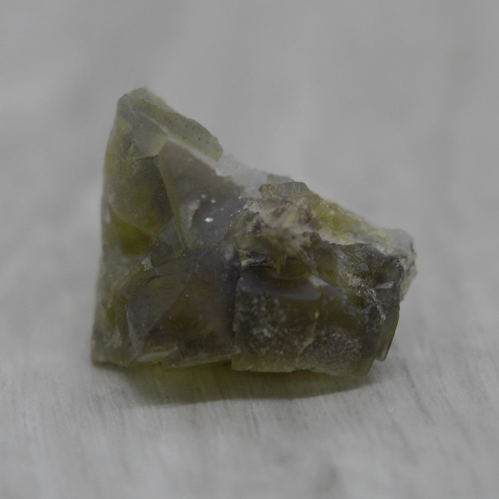 Pierre brute fluorite ambre grise avec quartz marocaine de 24g