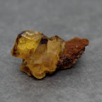 Amas de fluorite jaune zonée couleur prune sur gangue rouge terre 22g