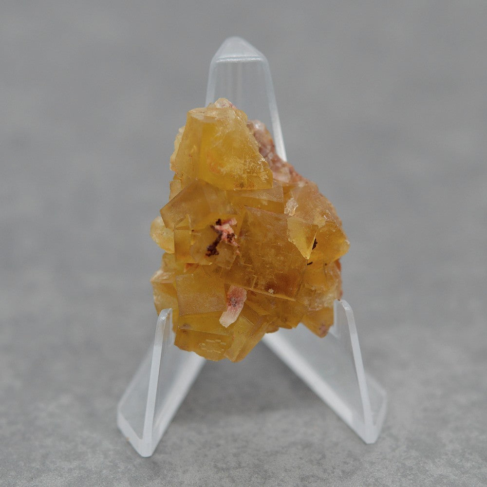 Fluorite jaune orange maclée 22g sur présentoir