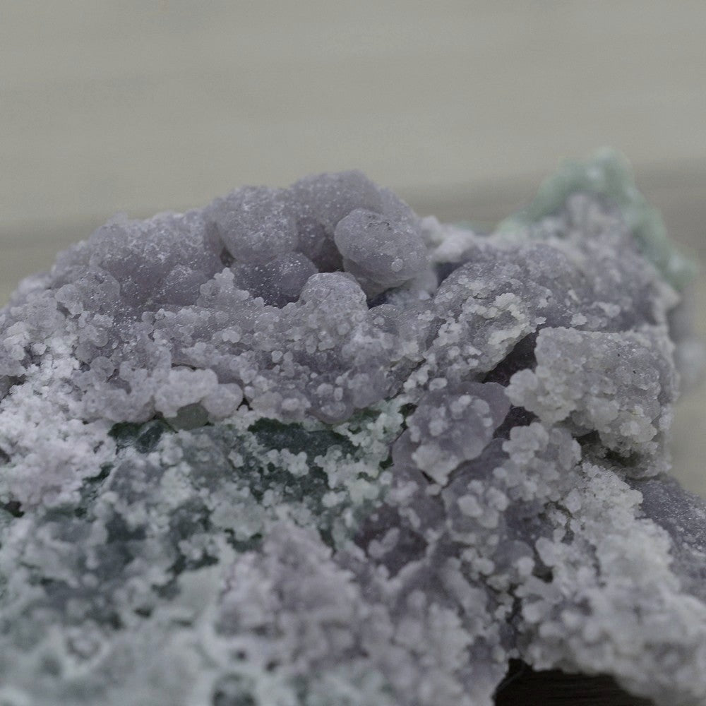 calcédoine en formation microcristalline de quartz et grain de raisin de 114g