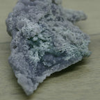 Calcédoine botryoïdale verte et violine 114g de Sulawesi en Indonésie