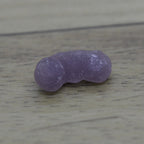 Calcédoine botryoïdale violette forme étrange de 2g