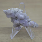 Calcédoine botryoïdale 29g mauve claire d'Indonésie sur présentoir