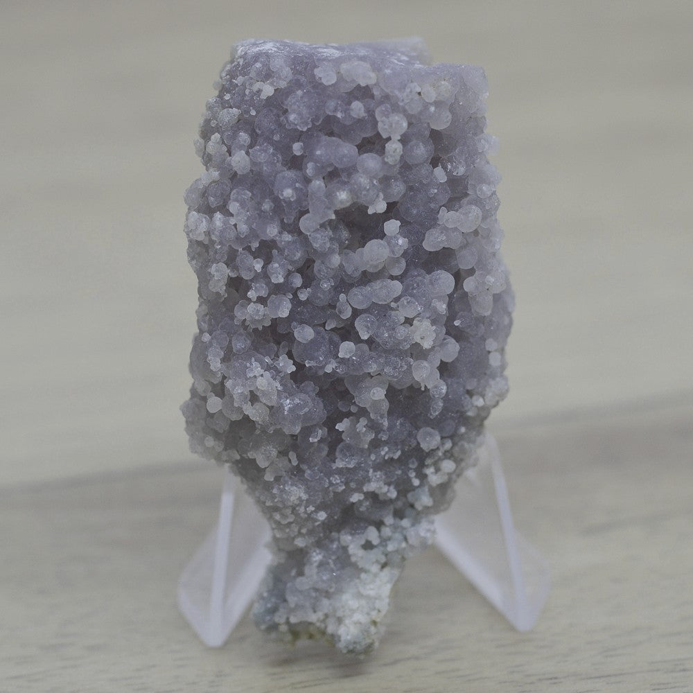 Calcédoine botryoïde violet lavande de 61g sur présentoir