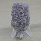 Calcédoine botryoïde violet lavande de 61g sur présentoir