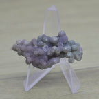 Calcédoine botryoïde bicolore 15g sur son présentoir