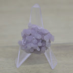 Calcédoine botryoïde mauve claire de 13g sur présentoir