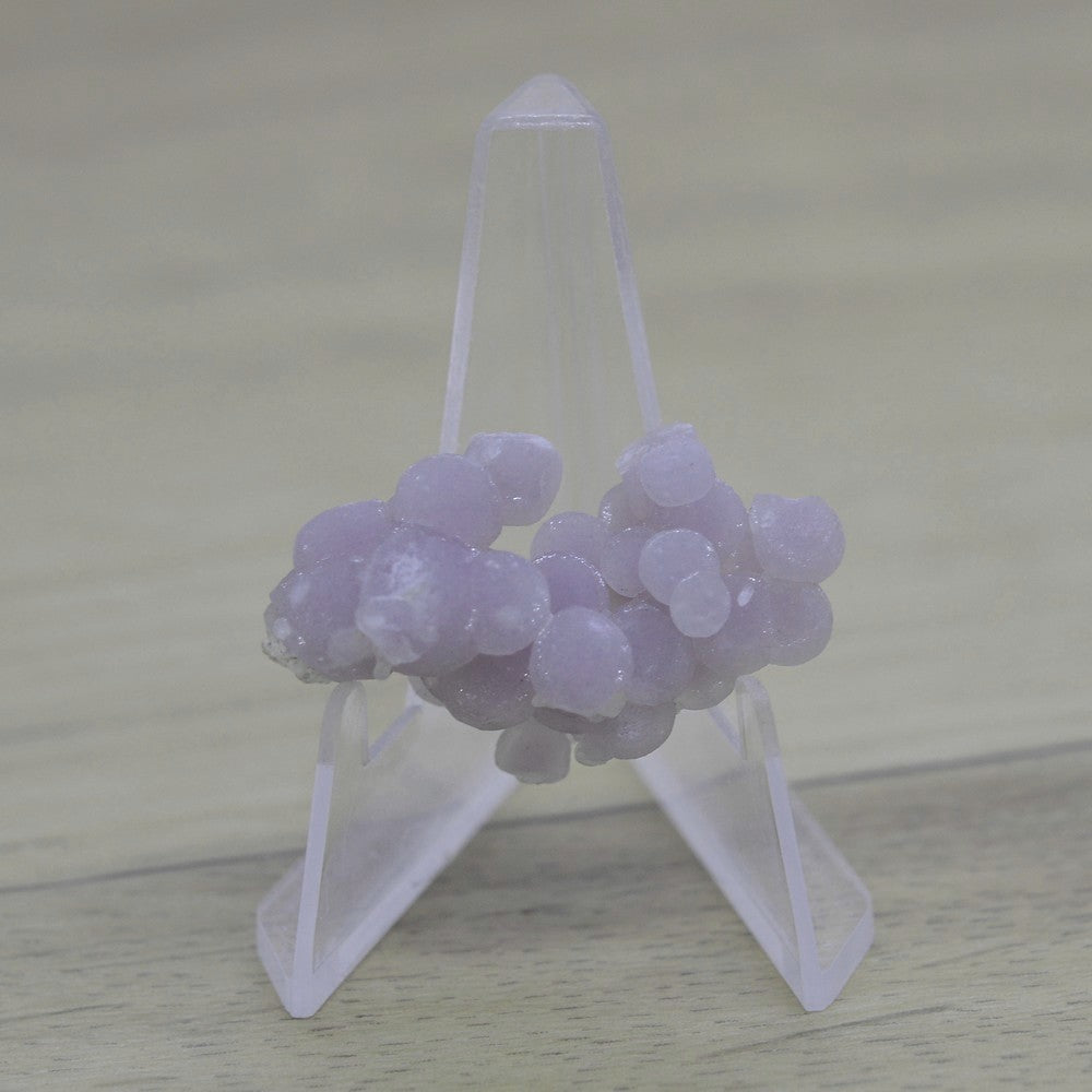 Calcédoine botryoïde mauve scintillante de 10g sur présentoir 