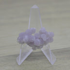 Calcédoine botryoïde mauve scintillante de 10g sur présentoir 