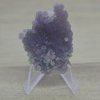 Calcédoine botryoïde nuancée de 23g sur présentoir