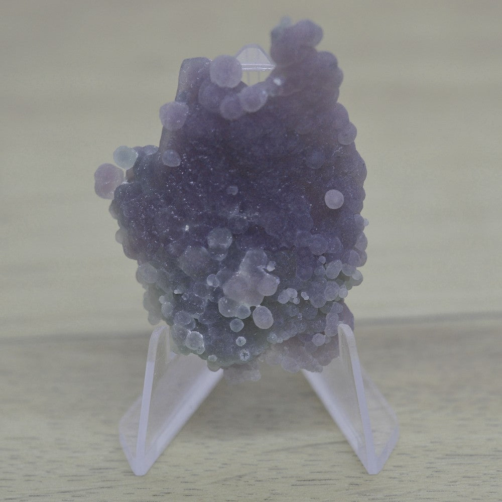 Calcédoine botryoïde nuancée de 23g sur présentoir