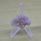 Calcédoine botryoïde scintillante violette claire 10g sur présentoir