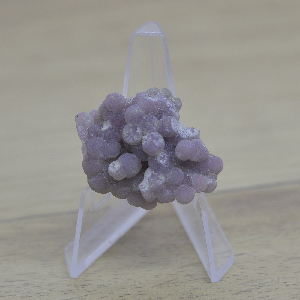 Calcédoine botryoïde violette de 12g sur son présentoir