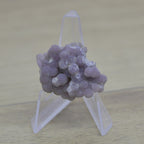 Calcédoine botryoïde violette de 12g sur son présentoir