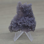 Calcédoine botryoïde violette de 48g sur présentoir