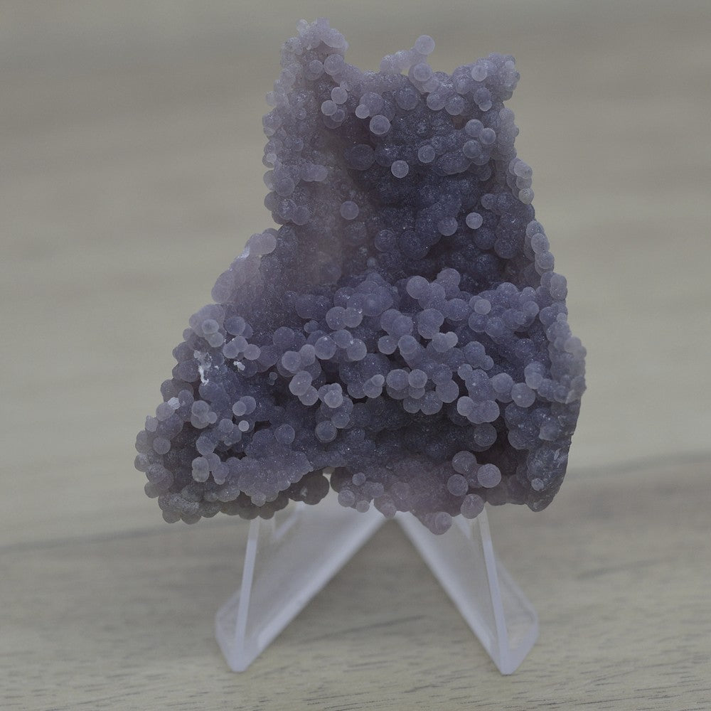 Calcédoine botryoïde violette de 48g sur présentoir