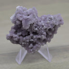 Calcédoine microcristallin de quartz violet de 58g sur son présentoir