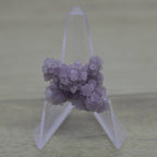 Calcédoine botryoïde violette de 8g microcristalline de quartz sur présentoir