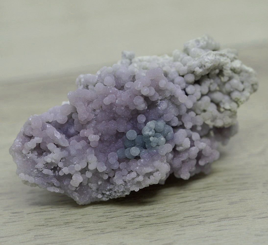 Calcédoine botryoïde violette à tâche verte de 52g