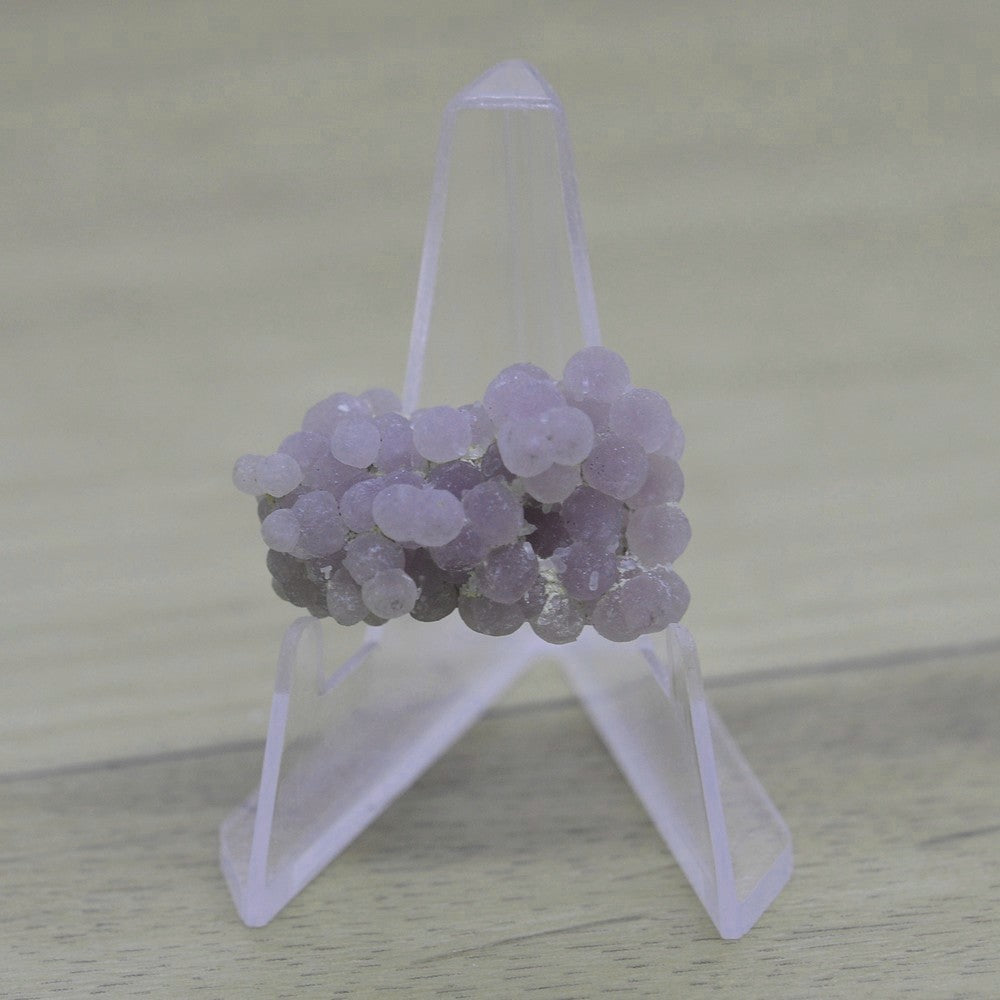 Calcédoine botryoïde lavande claire 10g sur présentoir