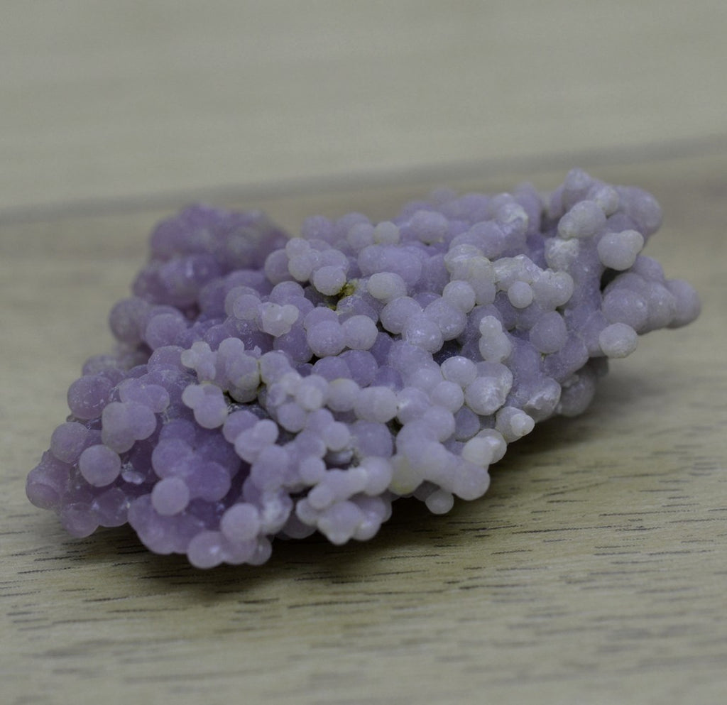 Calcédoine botryoïde violette claire 40g de l'île de Sulawesi