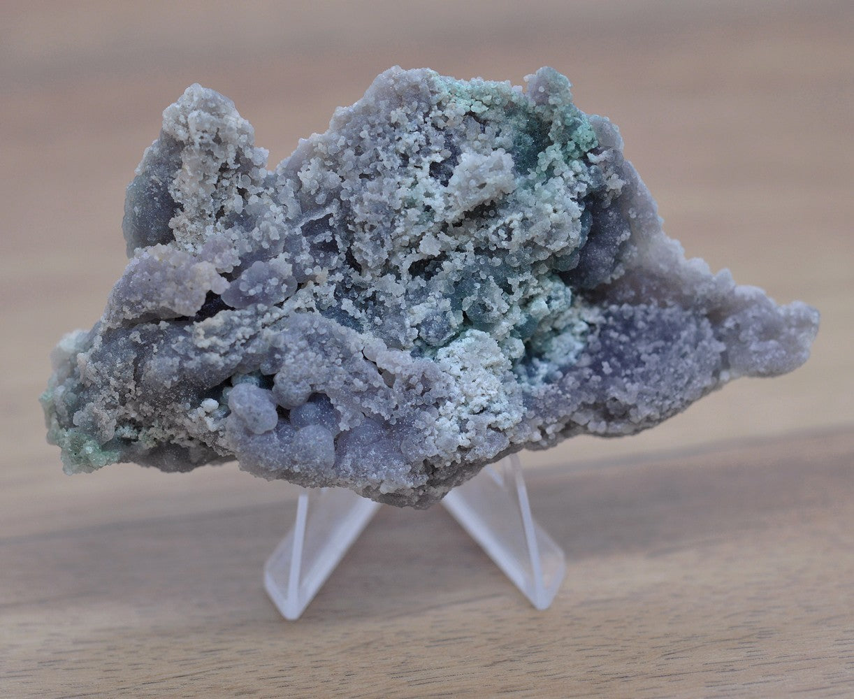 Calcédoine botryoïde à microcristaux violets et verts de 114g sur présentoir