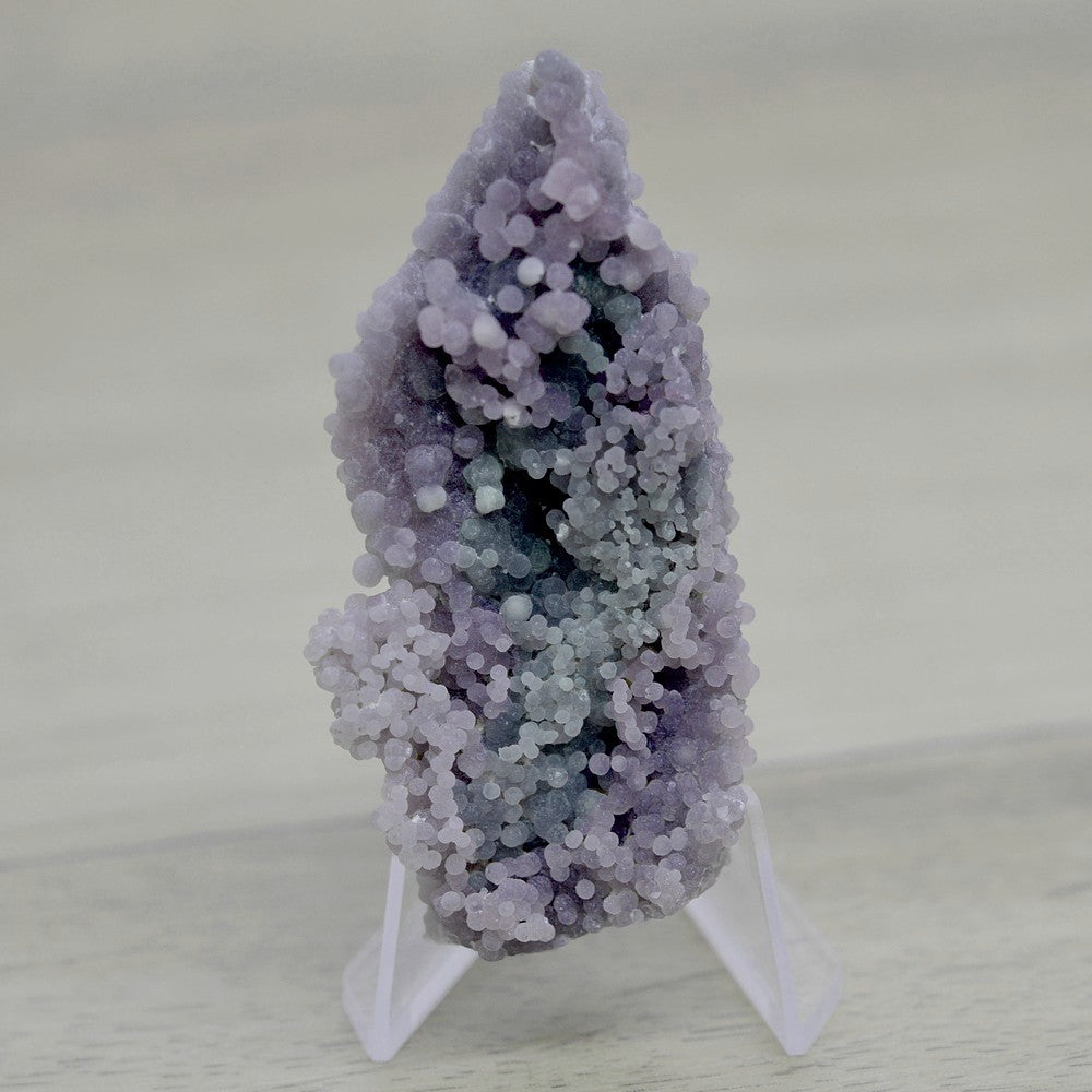 Calcédoine botryoïde violette et verte de 41g sur présentoir