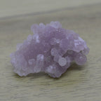 Calcédoine botryoïdale violette claire et scintillante de 10g de l'île de Sulawesi en Indonésie