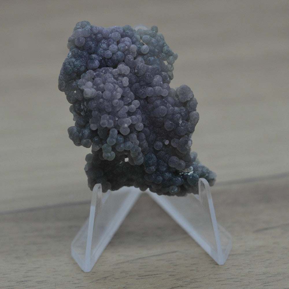 Calcédoine botryoïde violette et verdâtre 16g sur son présentoir