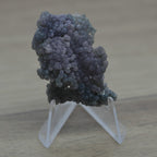 Calcédoine botryoïde violette et verdâtre 16g sur son présentoir