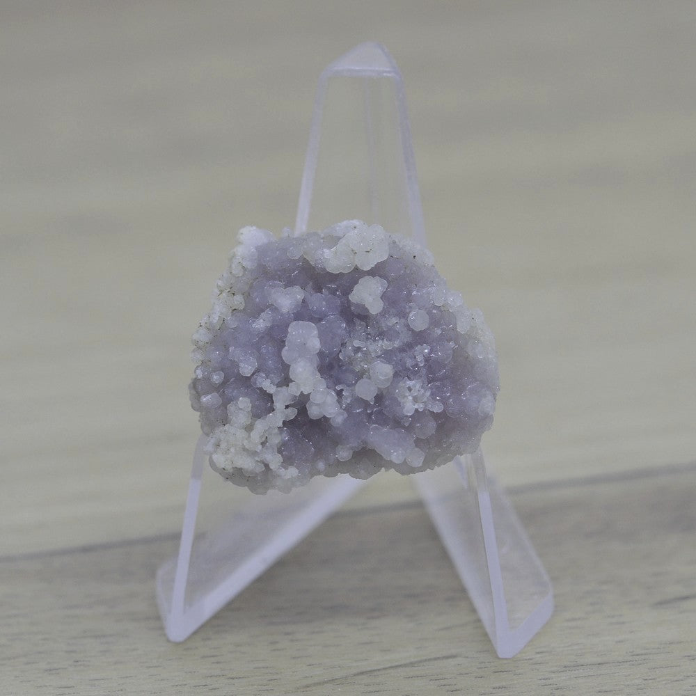 Calcédoine botryoïde violine 14g sur présentoir d'Indonésie