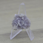 Calcédoine botryoïde violine 14g sur présentoir d'Indonésie