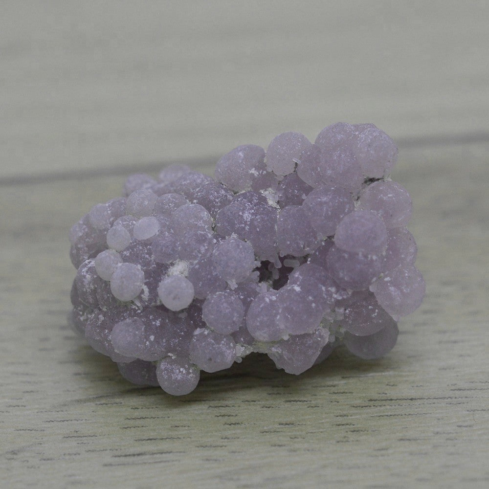 Grappe de raisin lavande claire sur calcédoine de 10g