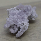 Calcédoine microcristallin de quartz mauve clair et blanc de 24g de l'île de Sulawesi