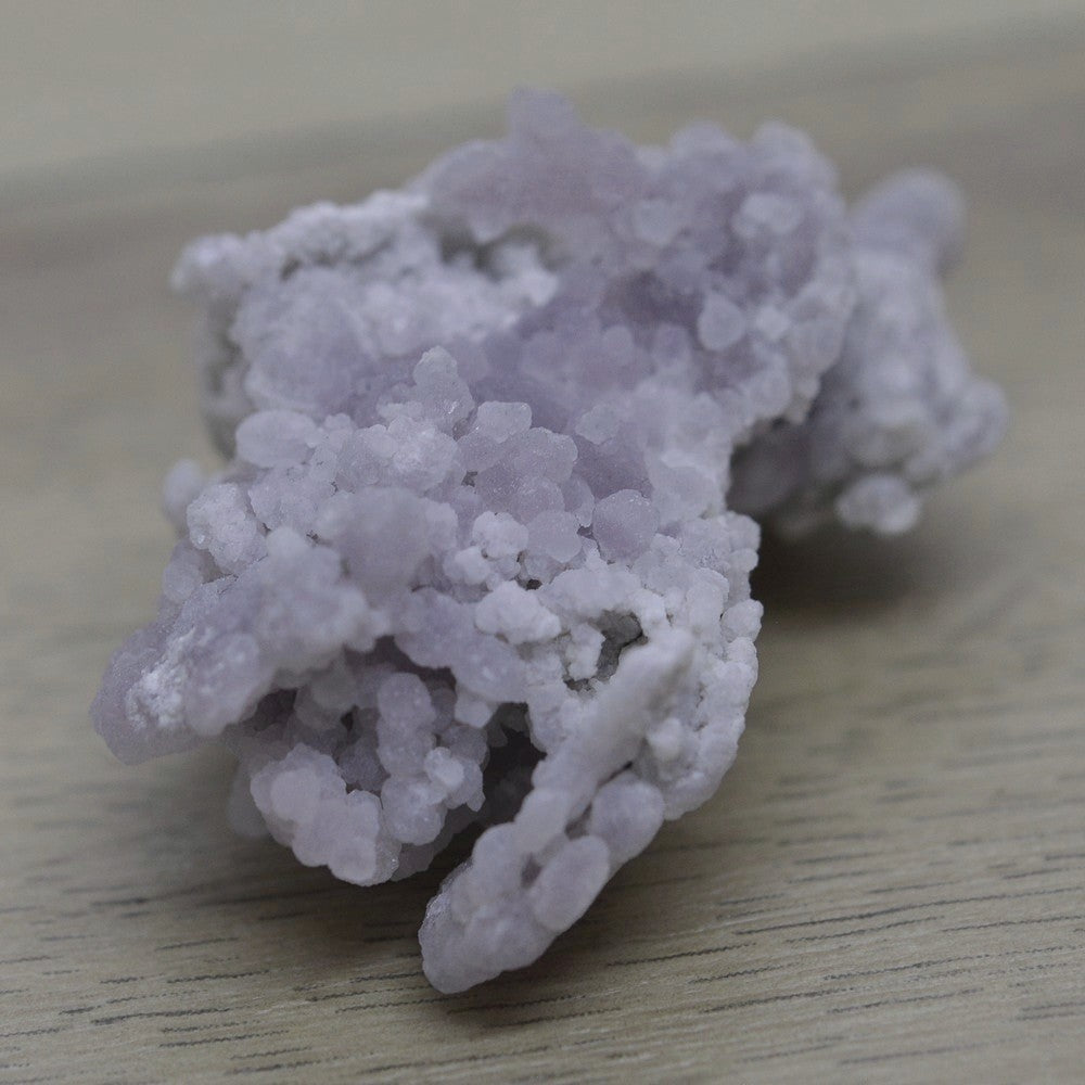 Calcédoine microcristallin de quartz mauve clair et blanc de 24g de l'île de Sulawesi