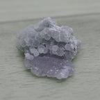 Calcédoine grappe de raisin gris de lin 5g scintillante de Sulawesi en Indonésie