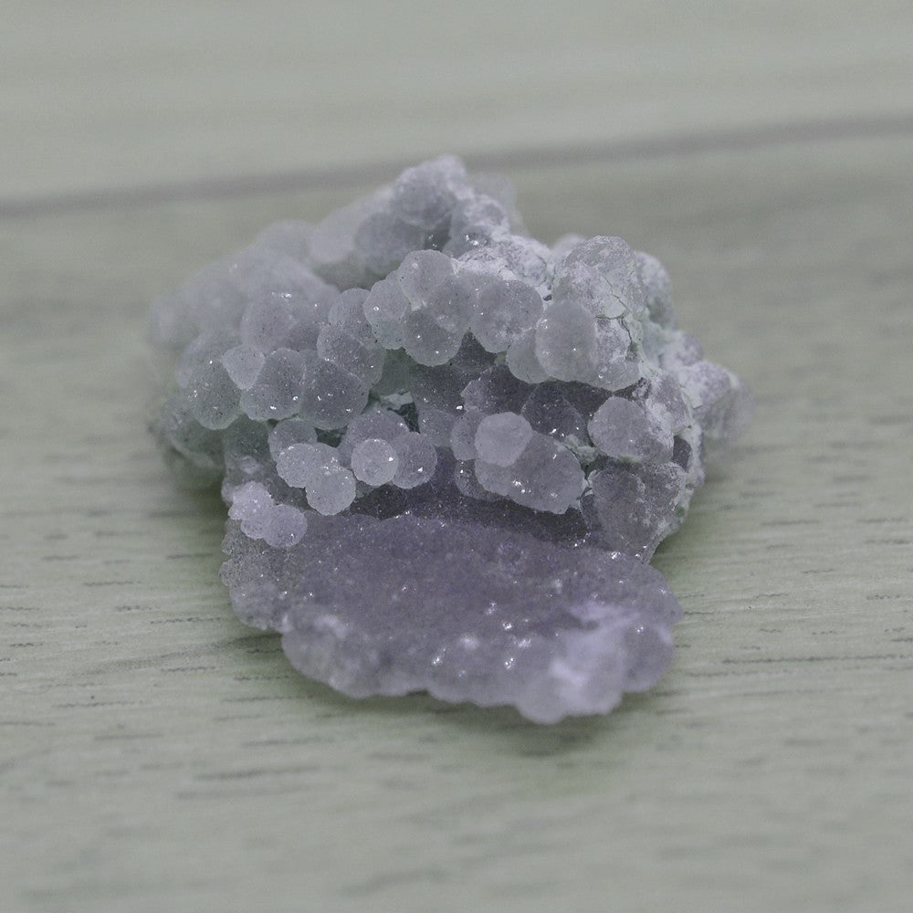 Calcédoine grappe de raisin gris de lin 5g scintillante de Sulawesi en Indonésie