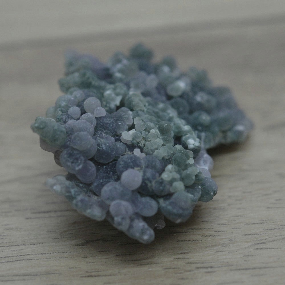 Calcédoine verte et violette grappe de raisin 12g de l'île de Sulawesi