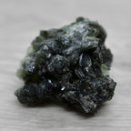 Prehnite aux cristaux orthorhombiques verts foncés de 58g