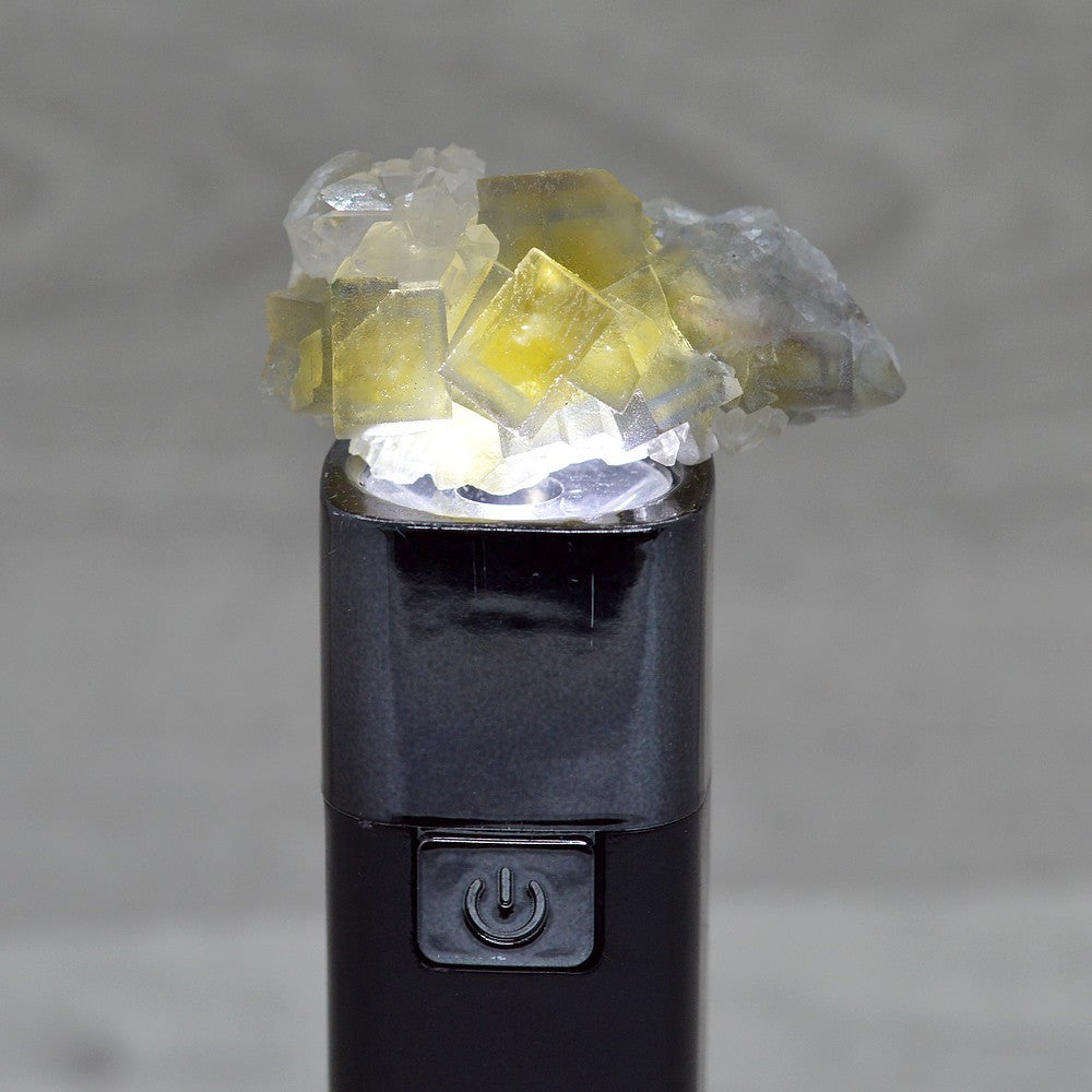 Cristaux de quartz et fluorite jaune claire zonée sous lumière de 19g