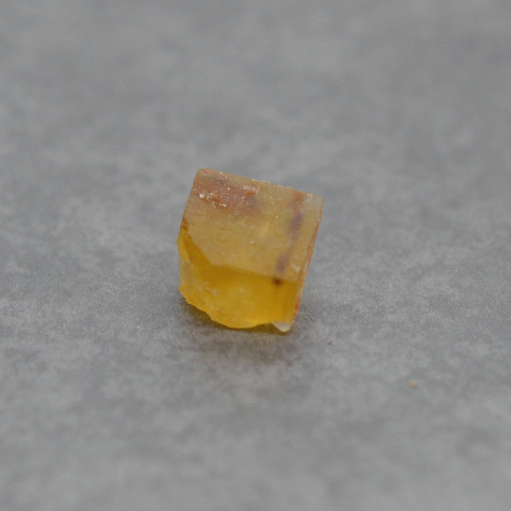 Cube de fluorite jaune miel 1,2cm du Maroc