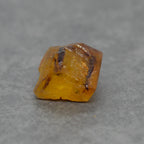 Cube jaune miel foncé et zoné violet 