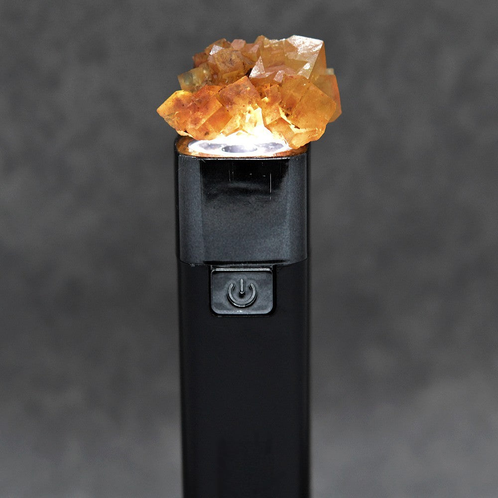 Fluorite jaune dorée foncée translucide du Maroc 20g sous lumière