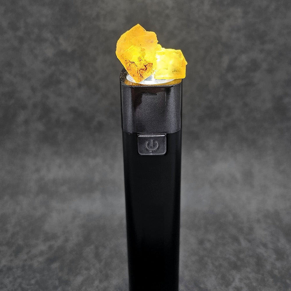 Cubes de fluorite jaune translucide sous lumière