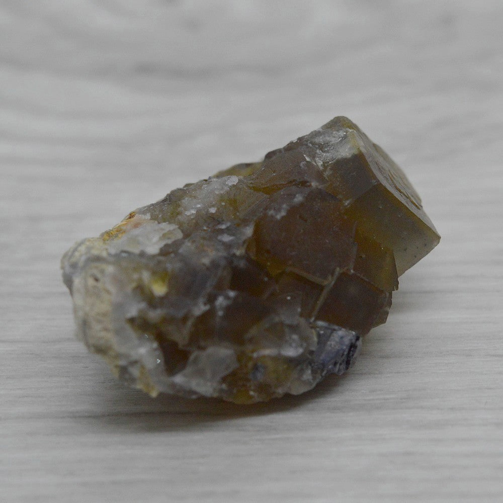 Cube jaune olive zonés de fluorite avec galène du Maroc 34g