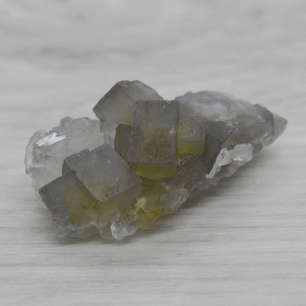 Fluorine jaune maclée et quartz du Maroc 19g