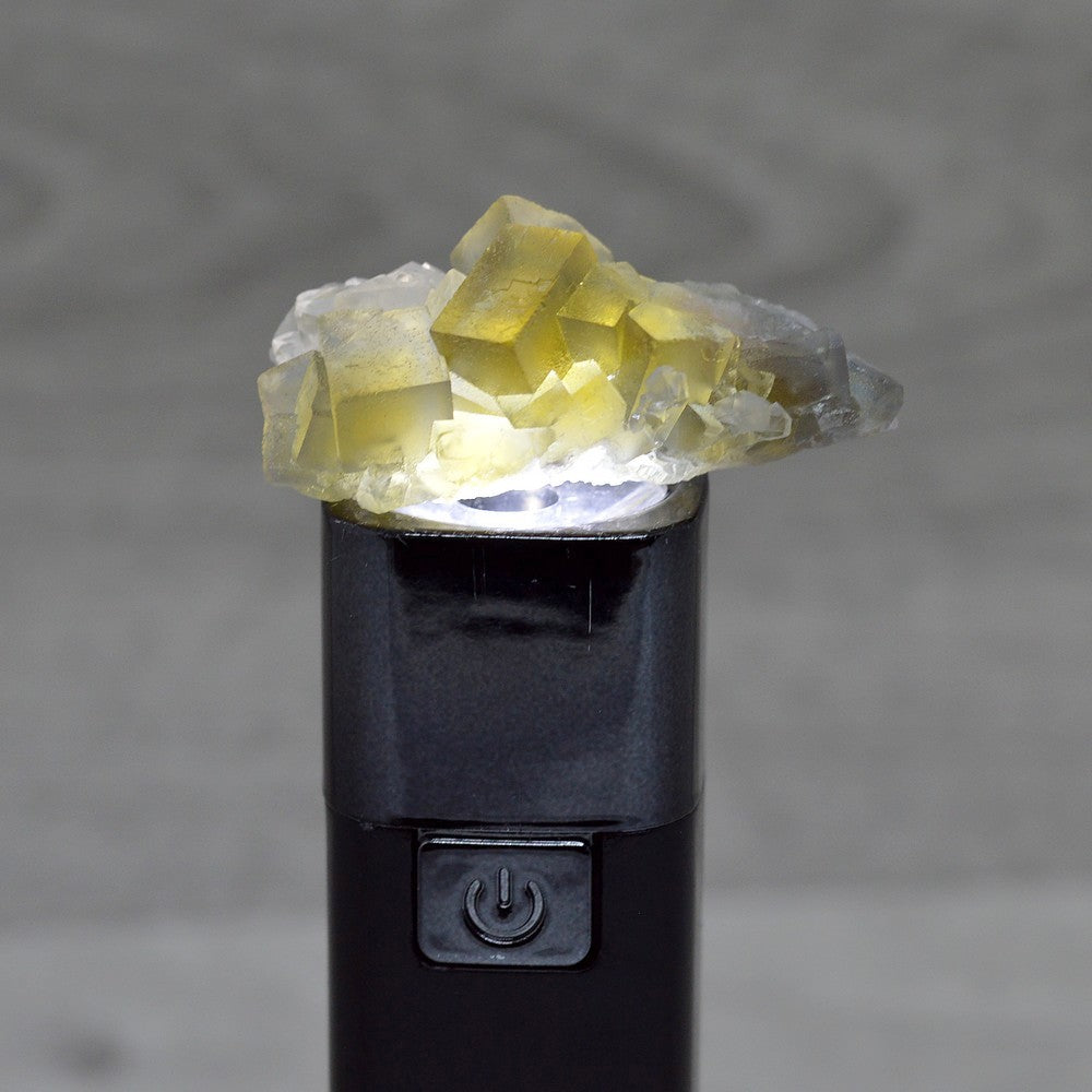 Fluorine jaune et quartz sous lumière de 19g