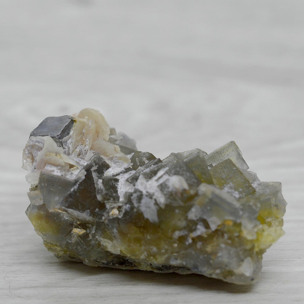 Fluorine jaune miel avec cube de galène et baryte saumon 62g du Maroc