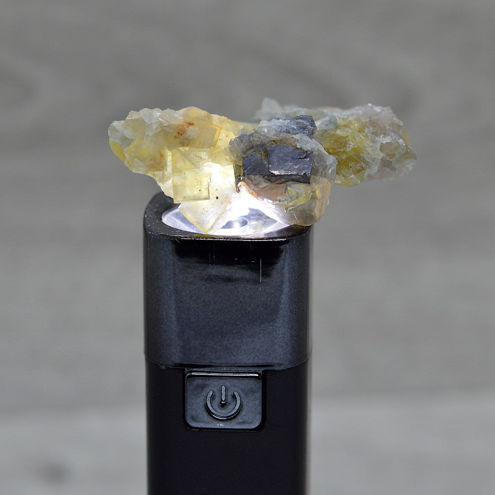 Fluorine jaune translucide et galène sous lumière 30g du Maroc